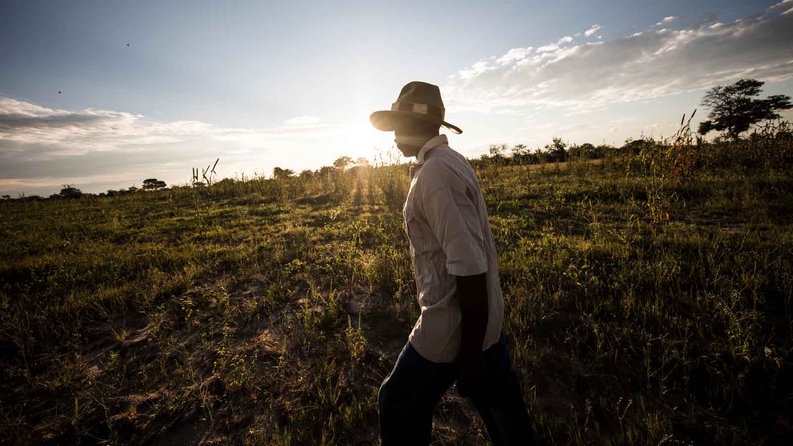 Agricultor patrulla sus campos en Botwsana