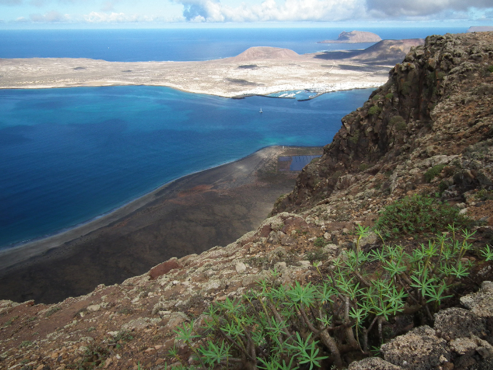 Vista de La Graciosa y el Arhipiélago de Chinijio desde el Risco de Famara