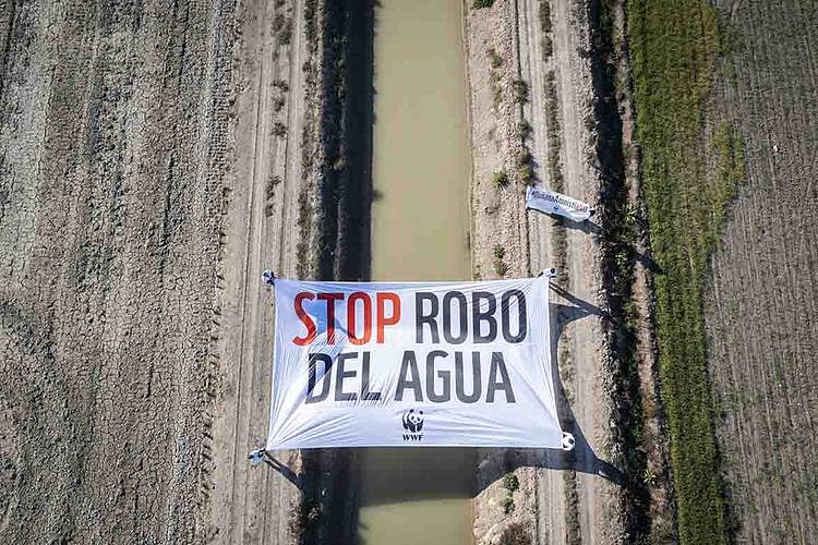 Día mundial de los humedales: acción de denuncia en los puntos negros del robo del agua en España