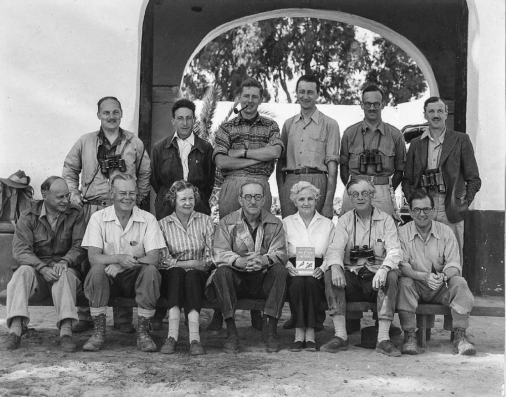 Doñana Expedition en el patio del Palacio de Doñana, en 1957.
De pie, de izquierda a derecha: ...