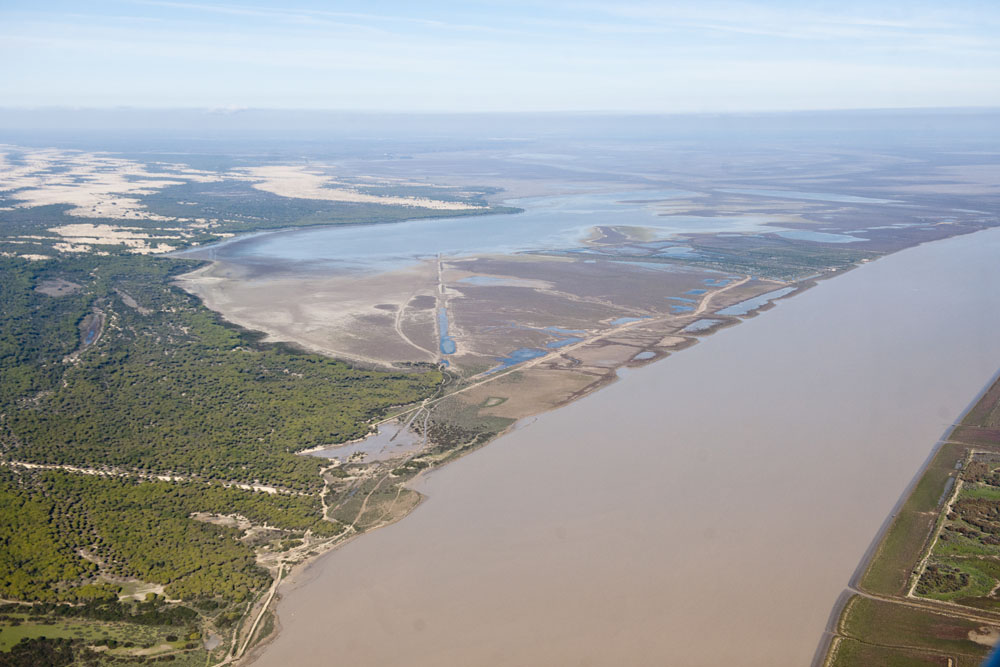 Vista aérea del río Guadalquivir y de la marisma