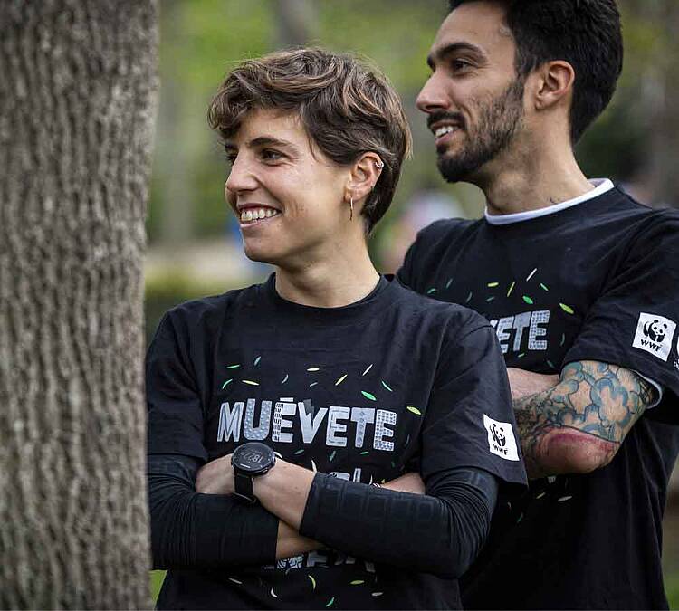 Los atletas Marta Pérez y Fernando Carro lucen la camiseta de Muévete Por el Planeta 2022 