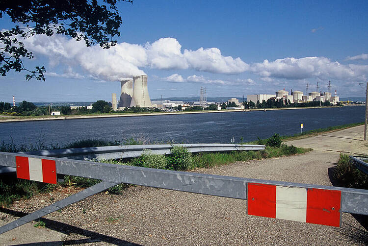Nuclear plant on the Rhône river, France 