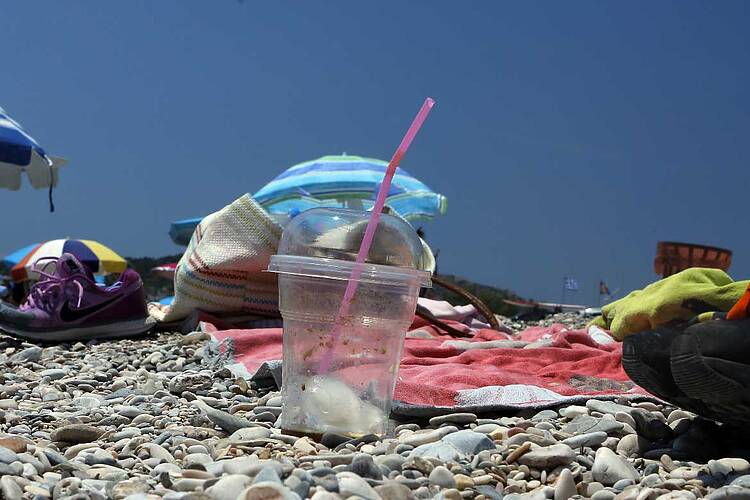 Plásticos de un solo uso en playas del Mediterráneo 