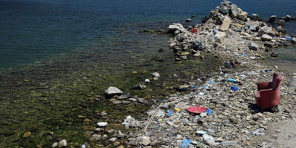 Playa griega convertida en vertedero de basura